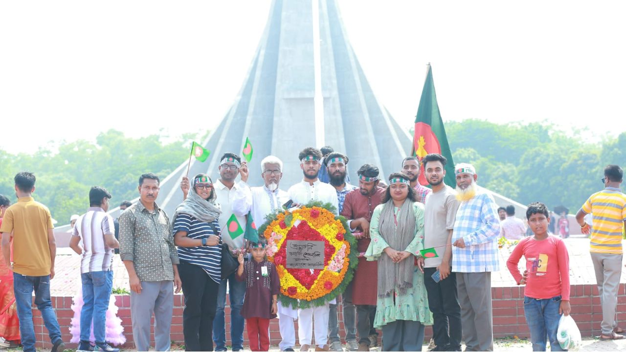 শেখ হাসিনার পক্ষ থেকে স্মৃতিসৌধে আওয়ামী লীগ, যুবলীগ ও ছাত্রলীগের শ্রদ্ধাঞ্জলি